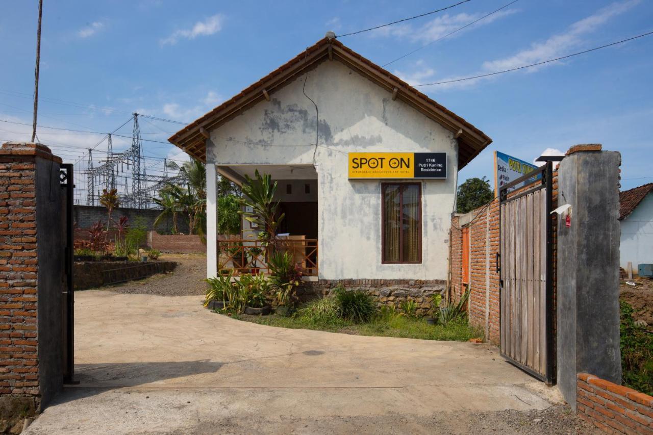 Spot On 1746 Putri Kuning Residence Banyuwangi  Exterior photo